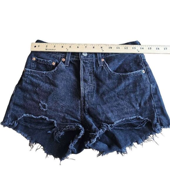 Levis 501 womens juniors Sz W26 wash black Distressed jean shorts - Picture 4 of 8
